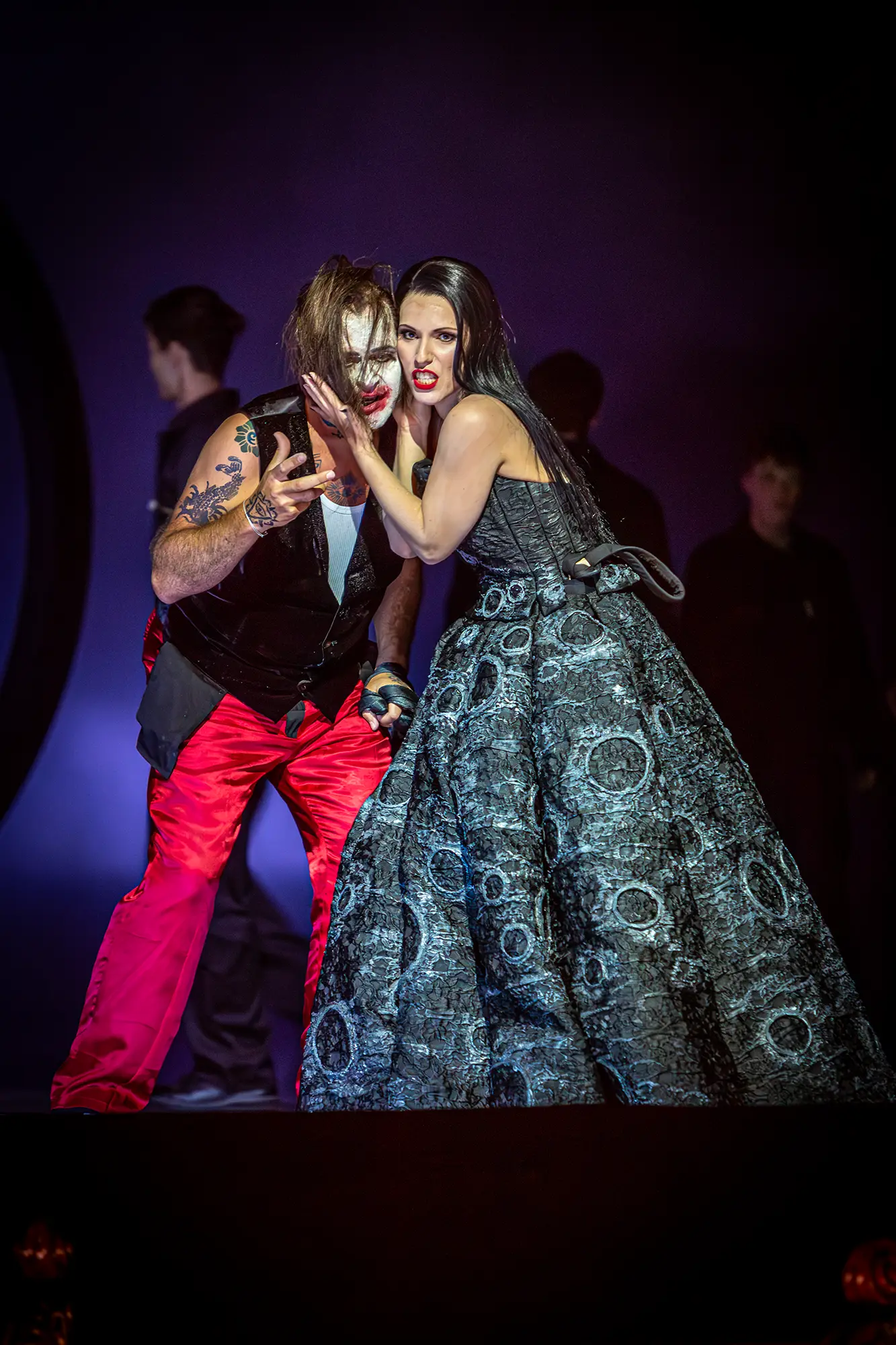 Szene aus „Zauberflöte“ Oper Hamburg, Regie Jette Steckel, fotografiert von Alex Bunge