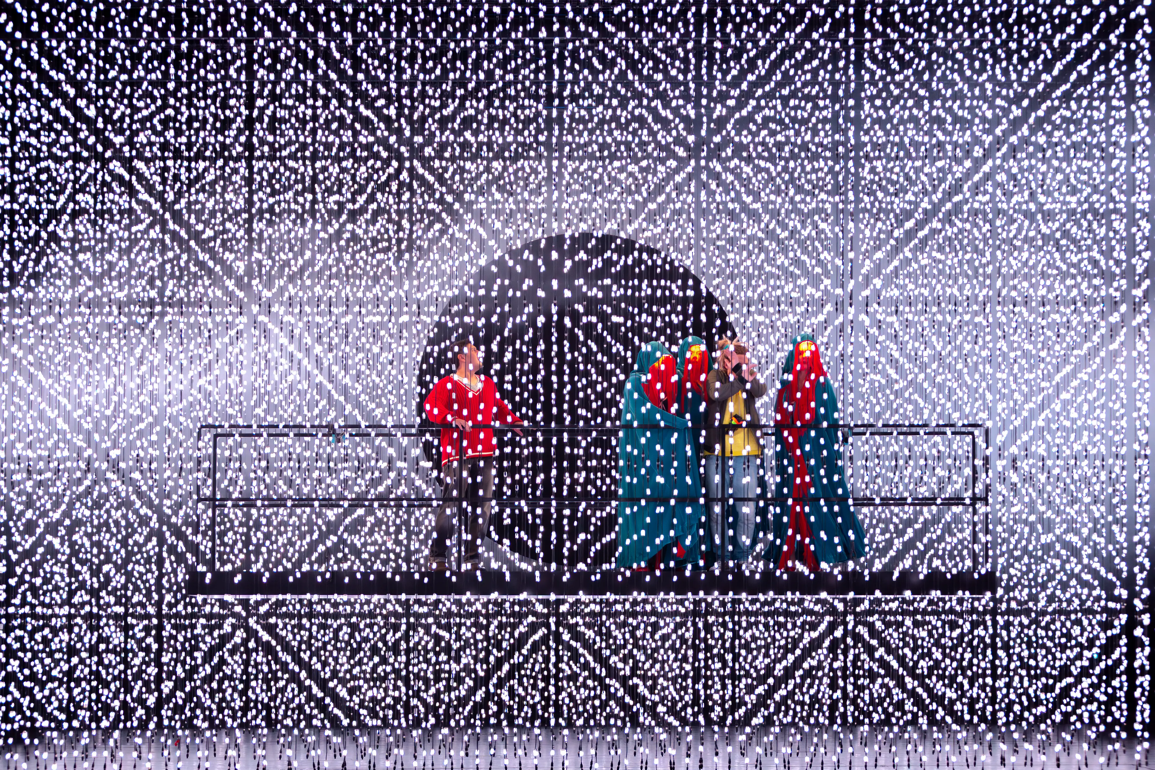 Szene aus „Zauberflöte“ Oper Hamburg, Regie Jette Steckel, fotografiert von Alex Bunge