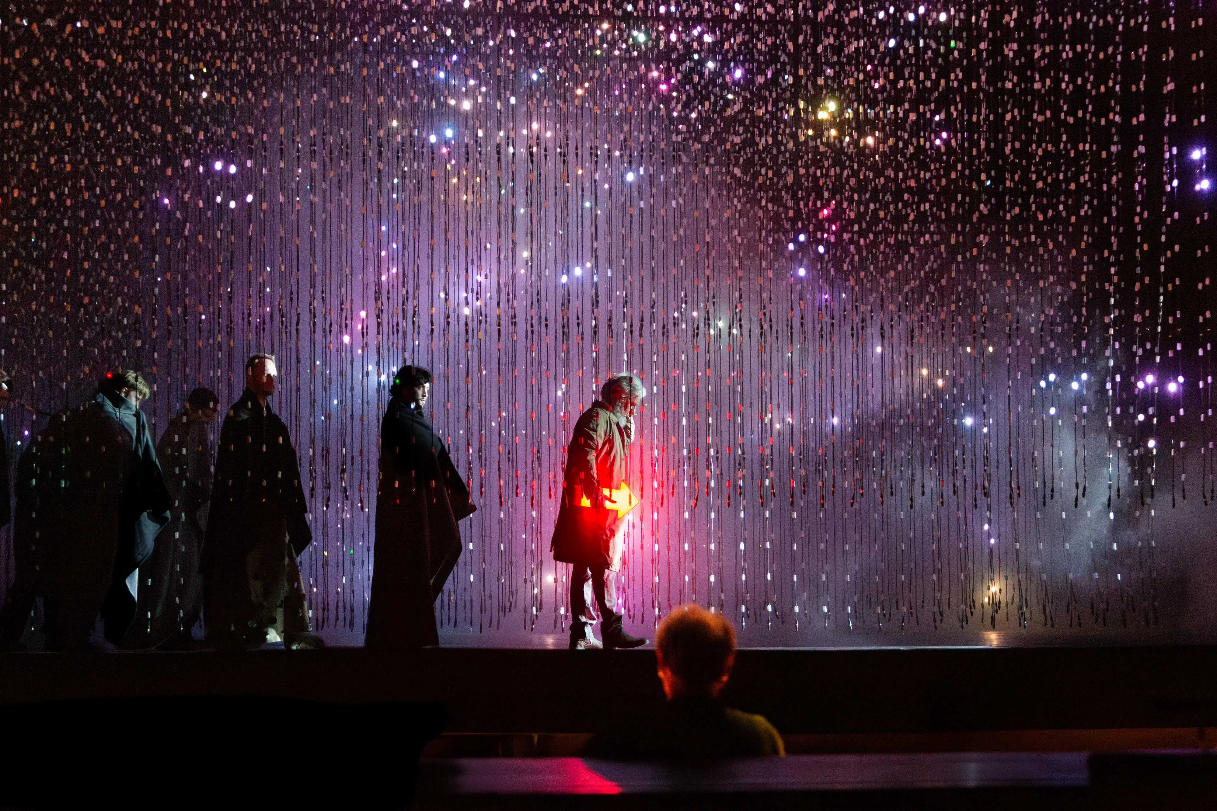 Szene aus „Zauberflöte“ Oper Hamburg, Regie Jette Steckel, fotografiert von Alex Bunge
