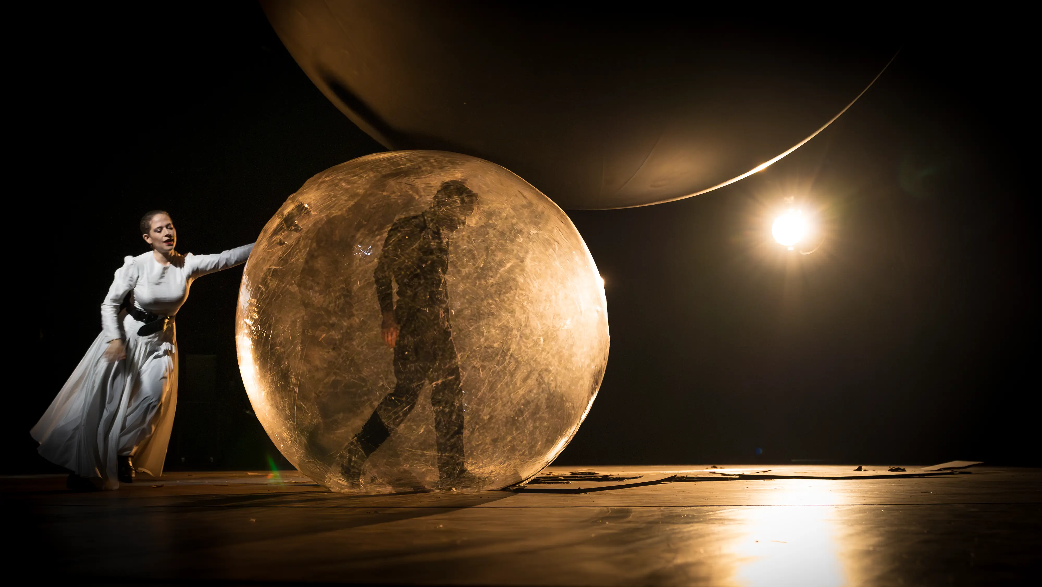 Szene aus „Hamlet“ am Thalia Theater mit Mirco Greibisch, Regie Jette Steckel, fotografiert von Alex Bunge