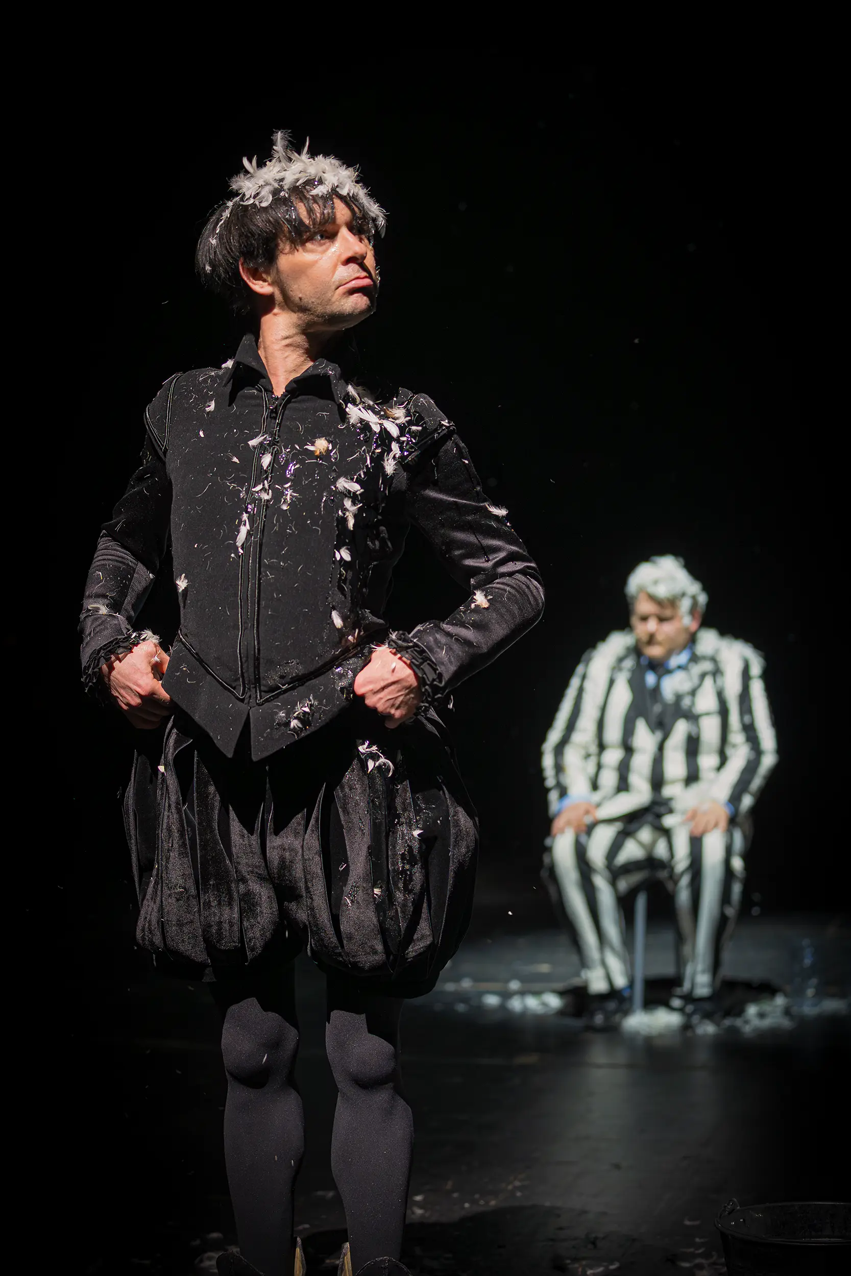 Szene aus „Hamlet“ am Thalia Theater mit Mirco Greibisch, Regie Jette Steckel, fotografiert von Alex Bunge