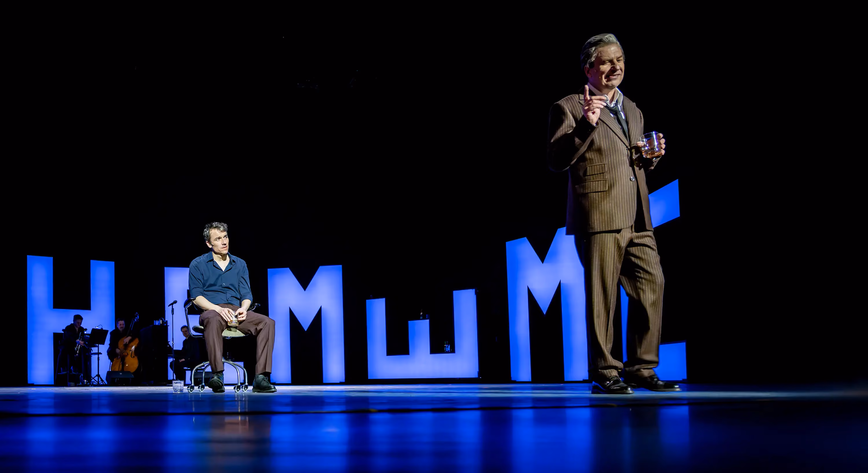 Theaterfoto DEUTSCHES THEATER BERLIN "Zeiten des Aufruhrs", fotografiert von Alex Bunge