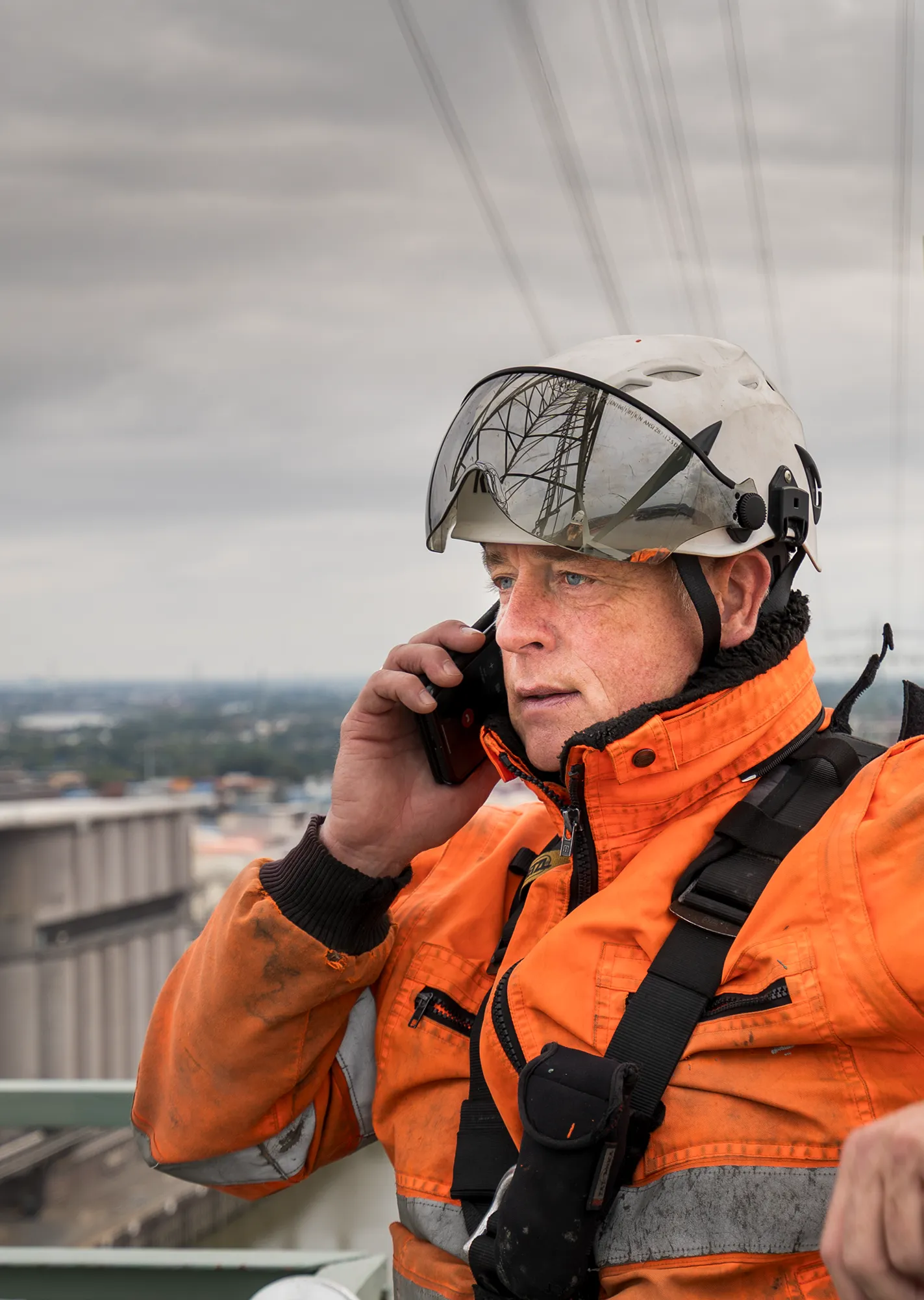 Portrait in 135n Höhe auf dem höchsten Freileitungsmast, für Stromnetz Hamburg, fotografiert von Alex Bunge