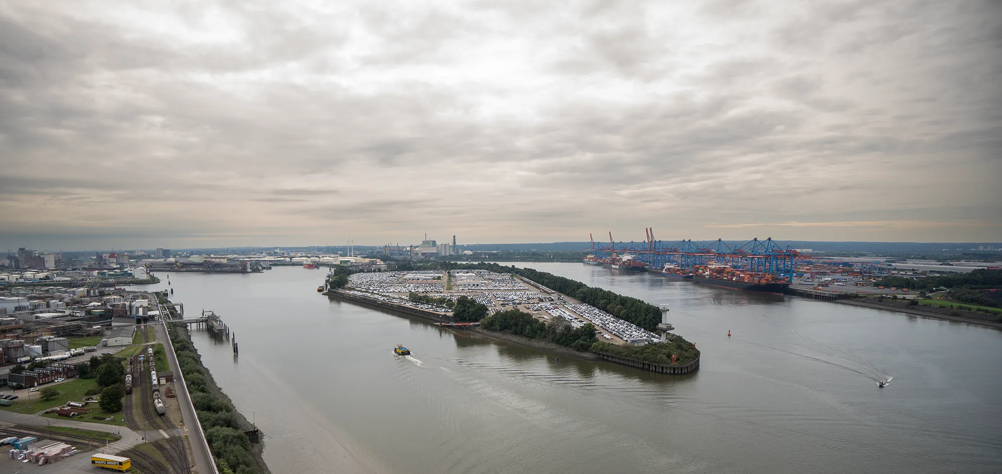 Blick über den Hamburg Hafen, vom höchsten Freileitungsmast, für Stromnetz Hamburg