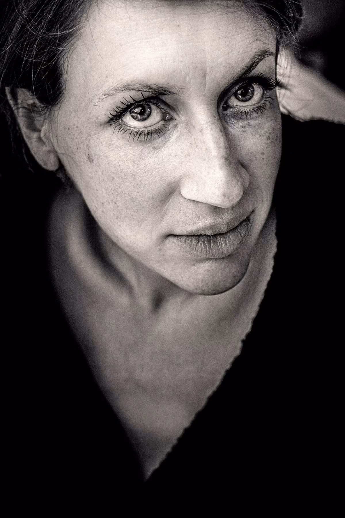 Künstlerisches Schwarz-Weiß-Porträt einer schwangeren Frau, fotografiert von Alex Bunge