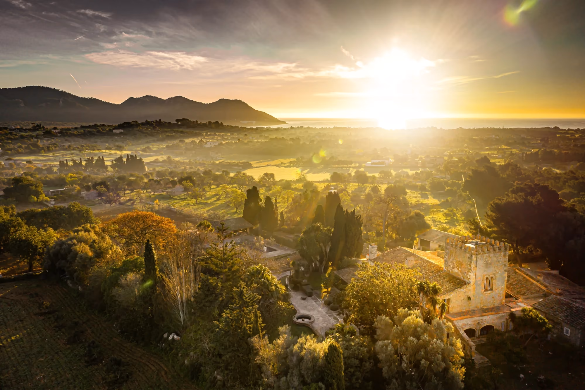Luftbild Finca "Torre de Son Sard" die Sonne geht auf, fotografiert von Alex Bunge