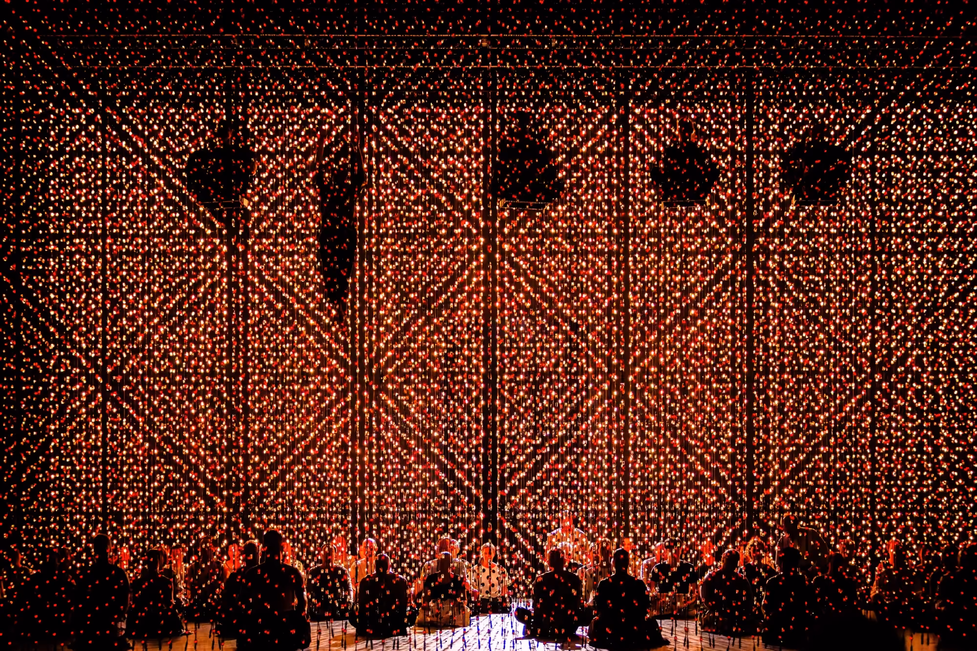 Szene aus „Zauberflöte“ Oper Hamburg, Regie Jette Steckel, fotografiert von Alex Bunge