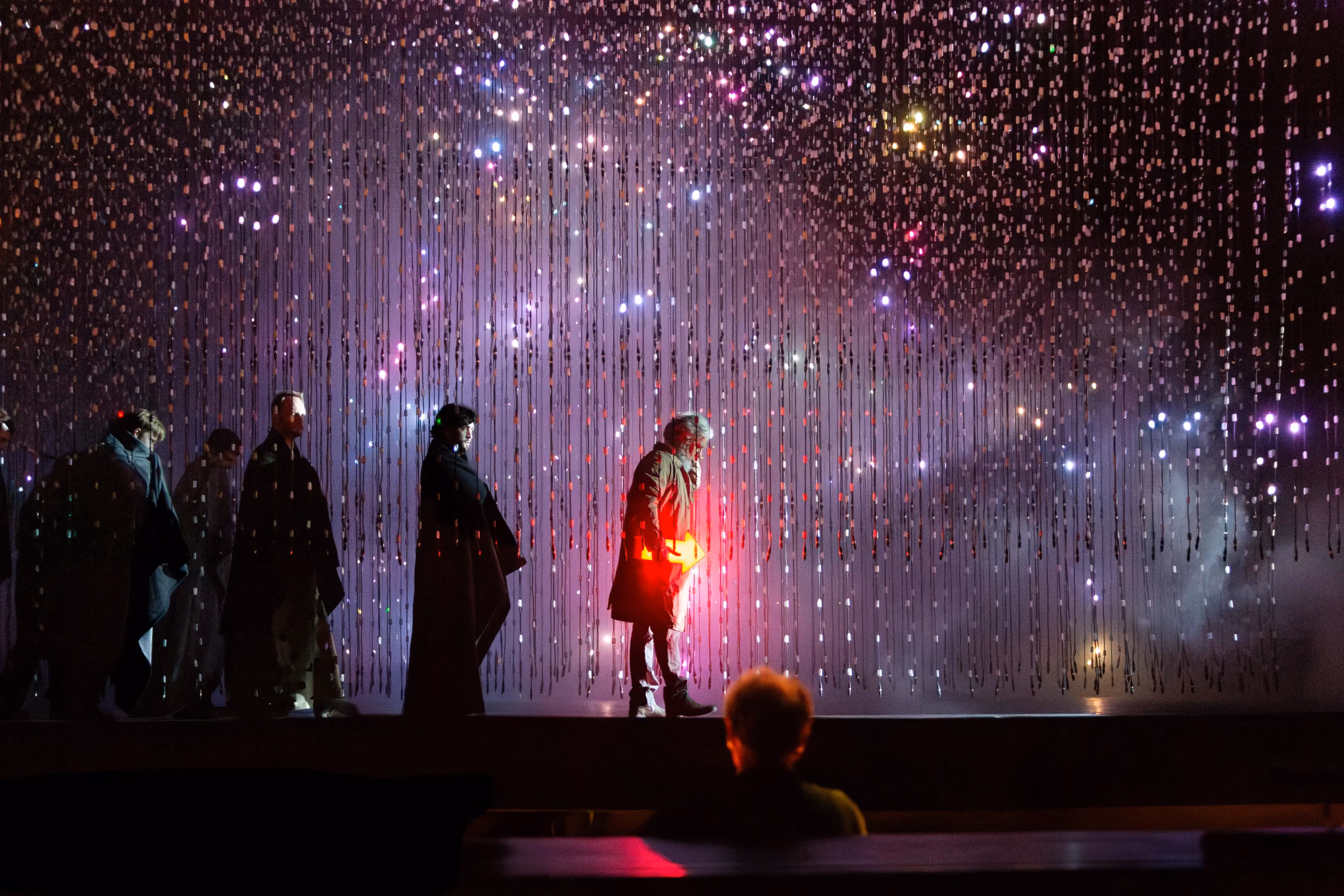 Szene aus „Zauberflöte“ Oper Hamburg, Regie Jette Steckel, fotografiert von Alex Bunge