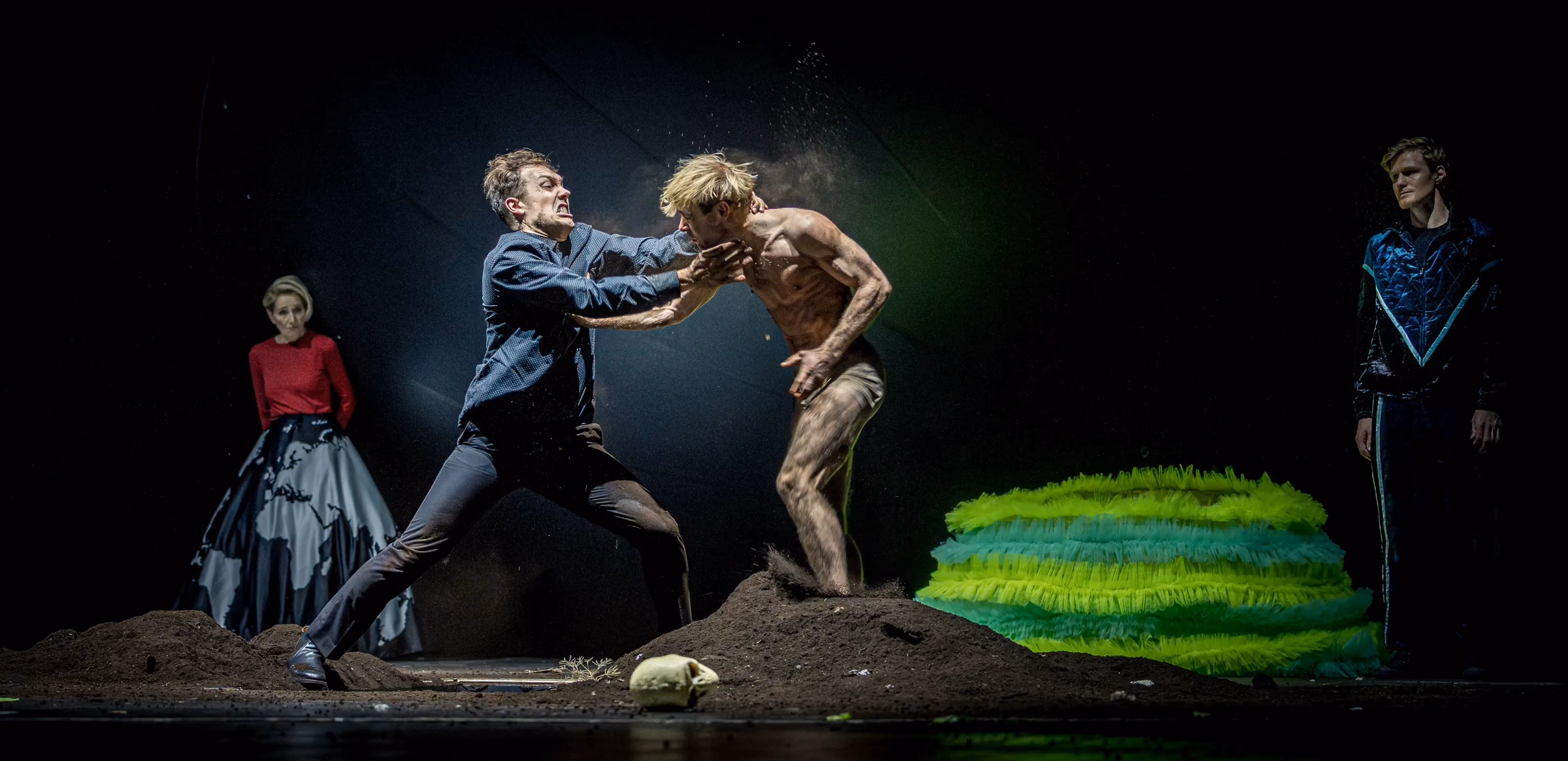 Theaterfoto THALIA THEATER HAMBURG "Hamlet", fotografiert von Alex Bunge