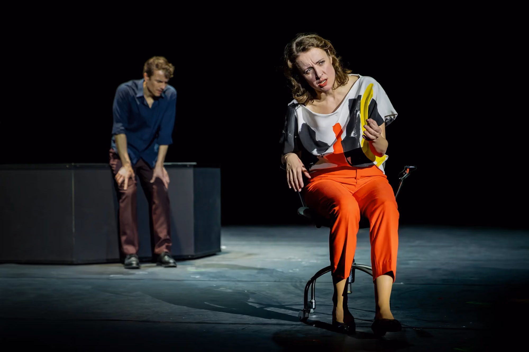Theaterfoto DEUTSCHES THEATER BERLIN "Zeiten des Aufruhrs", fotografiert von Alex Bunge