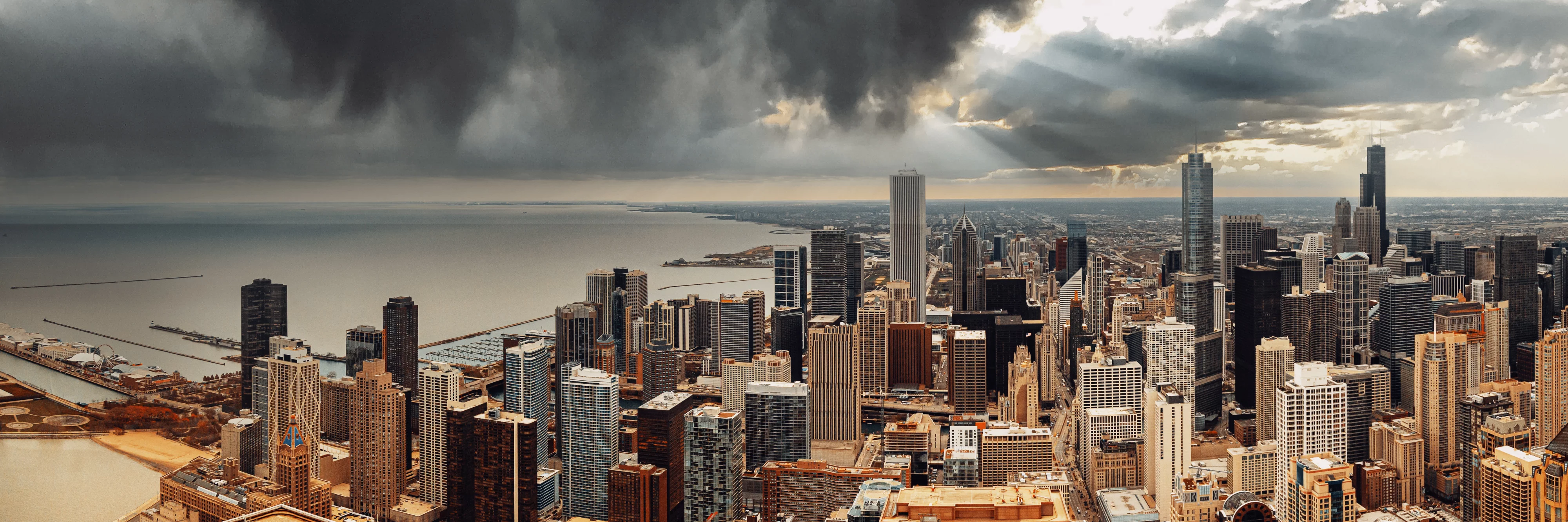 Skyline von Chicago am Michigansee aus der Luft