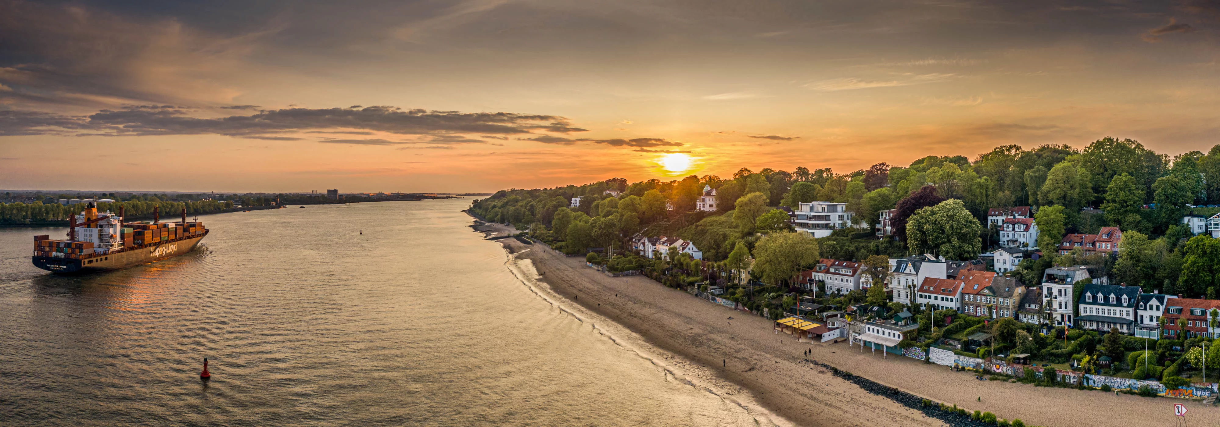 Hamburger Elbstrand mit Strandperle und Containerschiffen aus der Luft