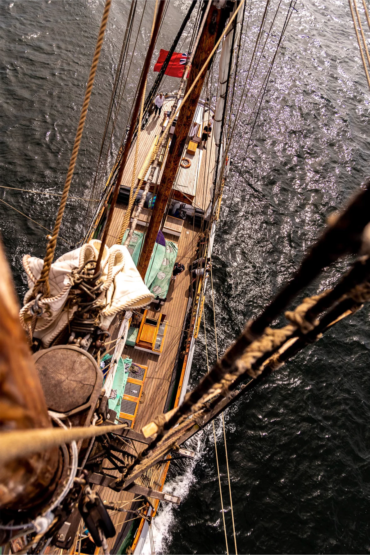Blick aus der Takelage eines Segelschiffs auf Deck und Elbe