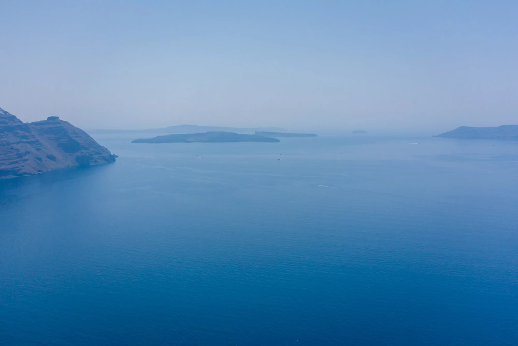 Blick über die Caldera von Santorini und die Ägäis