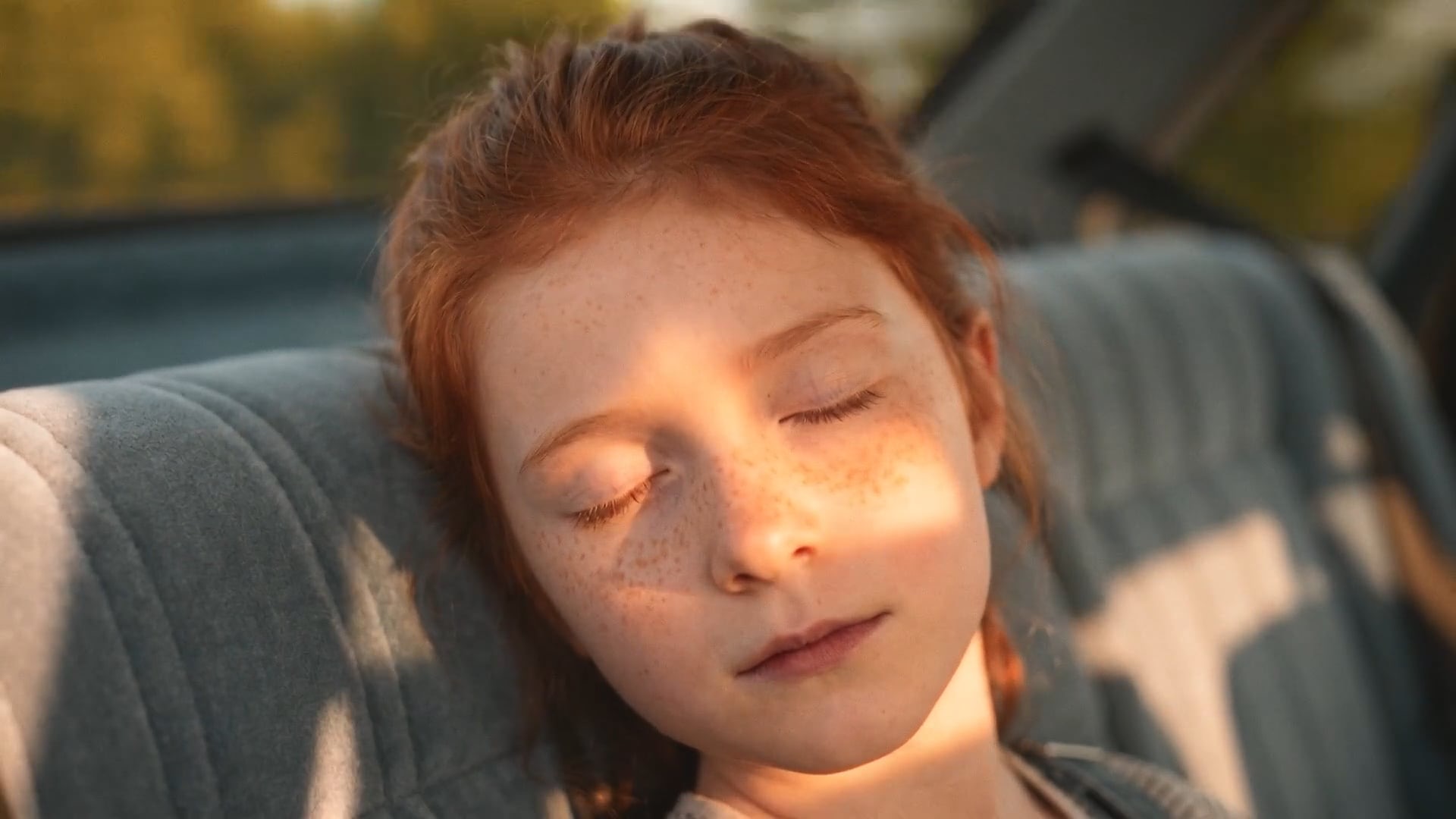 Schlafendes Mädchen im autonomen Fahrzeug aus dem KI-Film BACK THERE