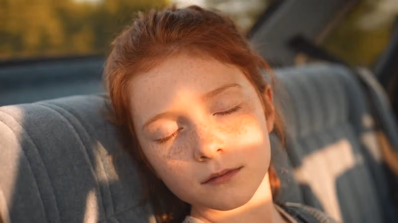 Schlafendes Mädchen im autonomen Fahrzeug aus dem KI-Film BACK THERE