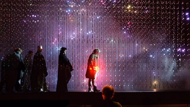 Bühnenbild von Jette Steckels Die Zauberflöte an der Staatsoper Hamburg
