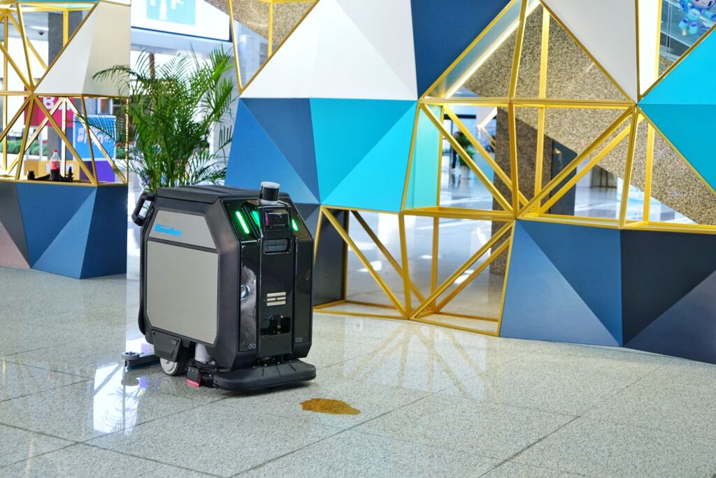 Hier sieht man die Zukunft der Reinigung. Der CenoBot L50 ist dabei einen Fleck zu reinigen. Es sieht aus als wenn er in einem Restaurant ist. 