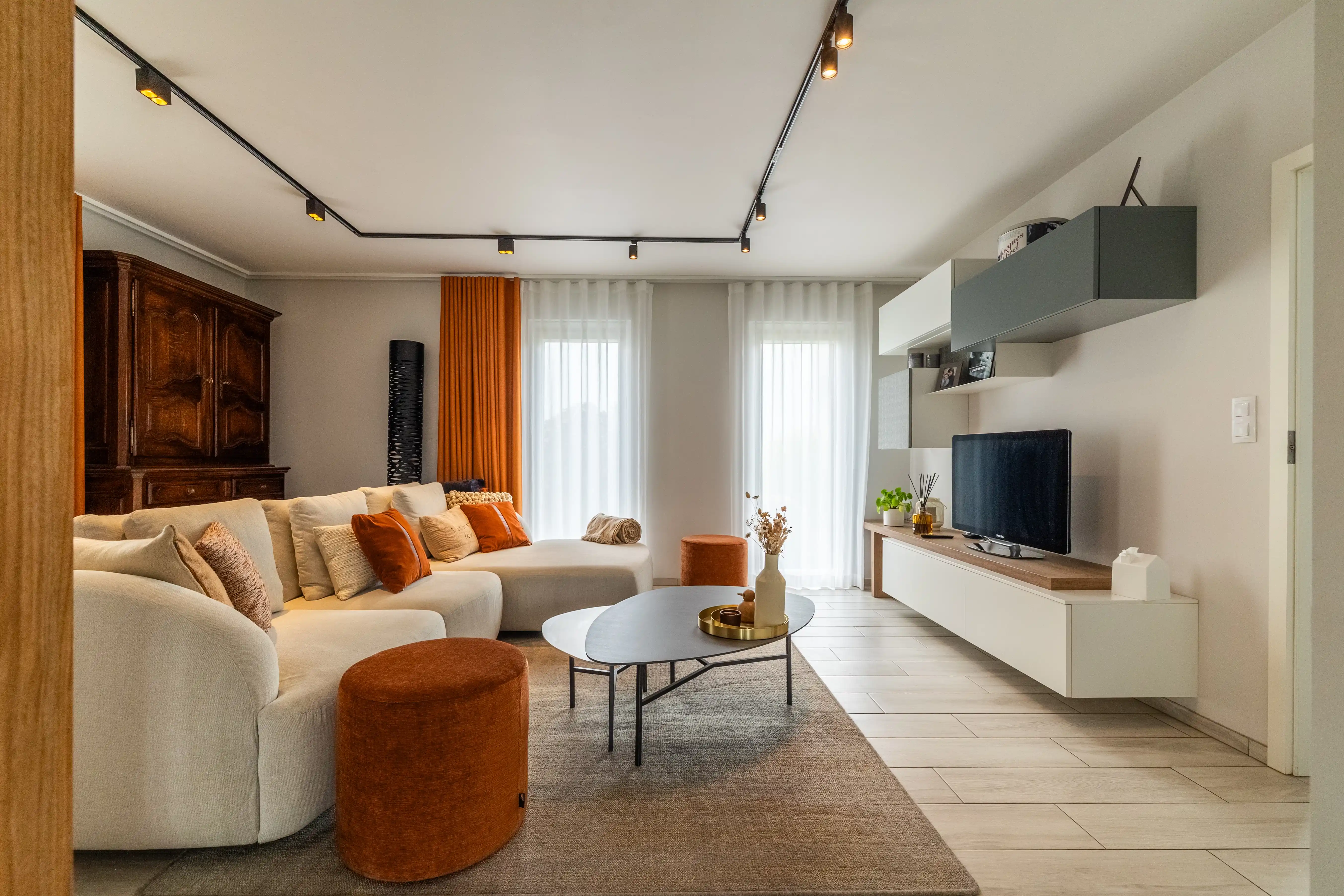 Un intérieur structuré autour de deux ambiances : un salon convivial et un coin lecture apaisant