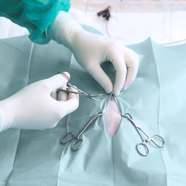 Ein Arzt mit weißen Handschuhen operiert in einer sterilen Umgebung
