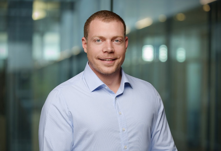 Porträtfoto von Frederik Schmid - CFO