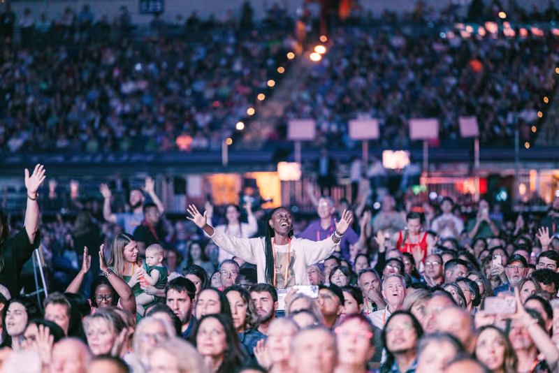 Crowd worshipping at a session.