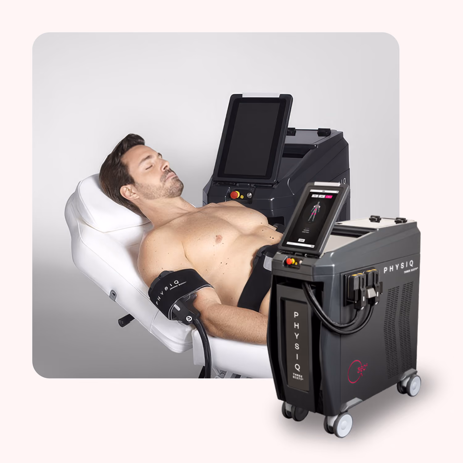 Un homme torse nu allongé sur une chaise inclinée reçoit un traitement avec un appareil médical moderne PHYSIQ qui a un écran tactile affichant une silhouette humaine.