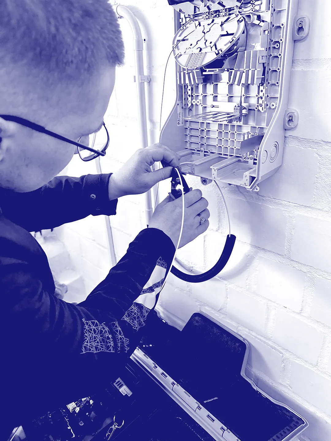 Mitarbeiter schließt Glasfaser an