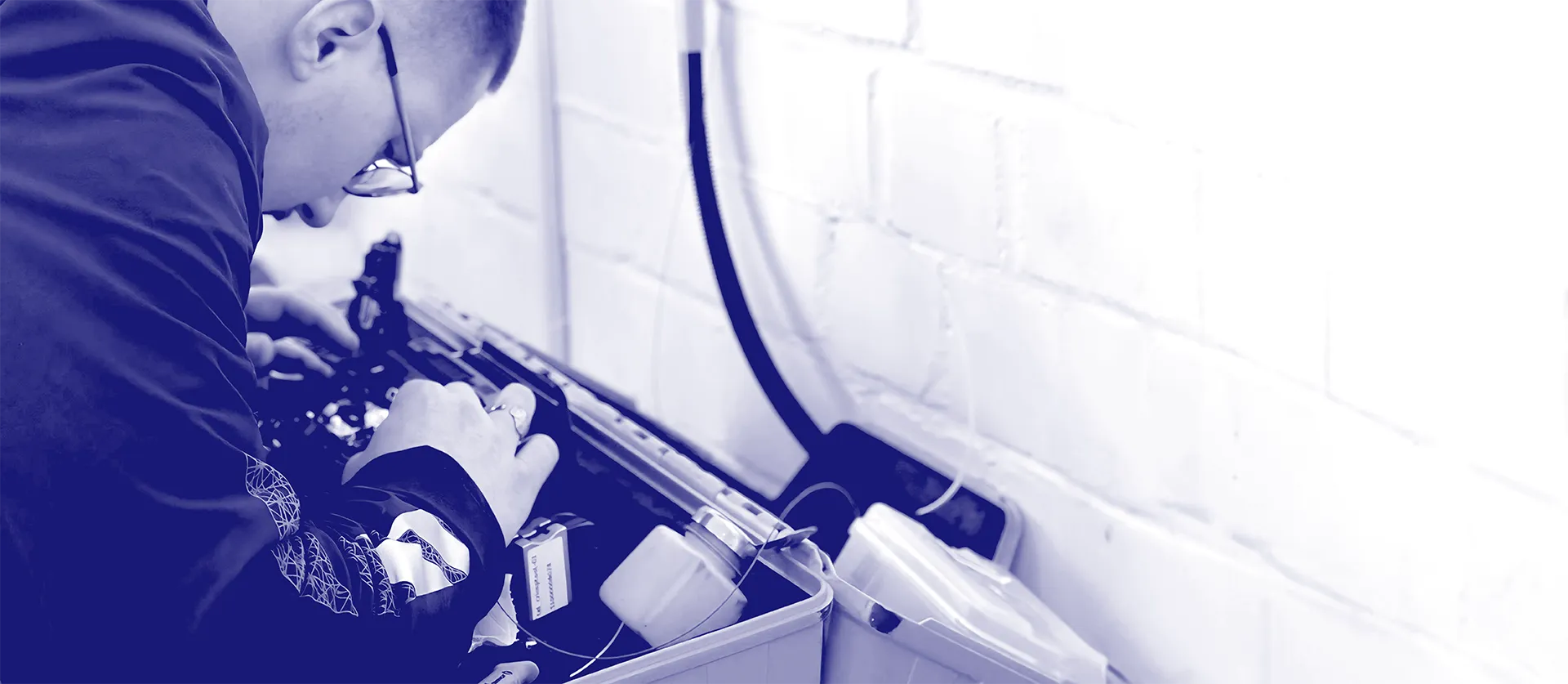 Nuhaj Mitarbeiter bei der Glasfaser Installation und Glasfaser Hauseinführung