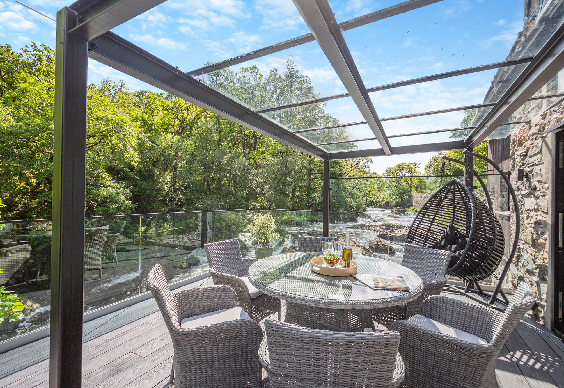 Drws Y Coed bright sunny conservatory