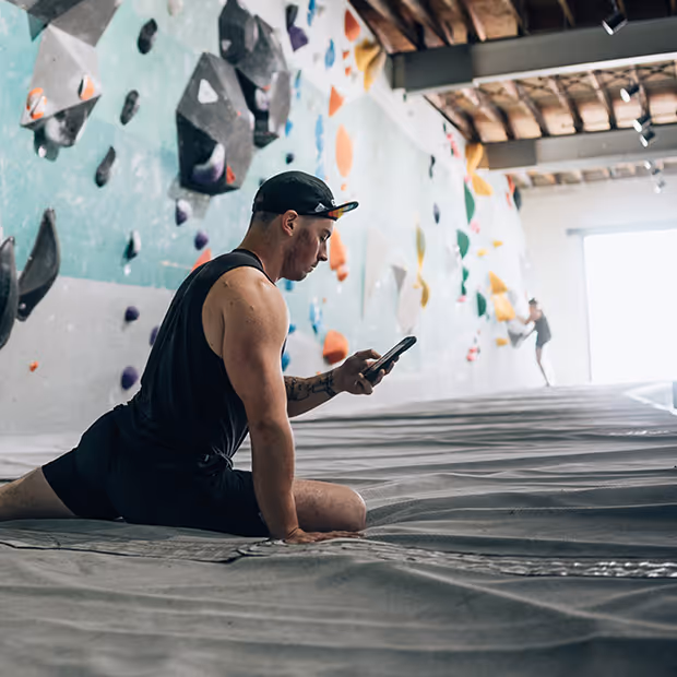 Comment prévenir les douleurs au coude en escalade de bloc