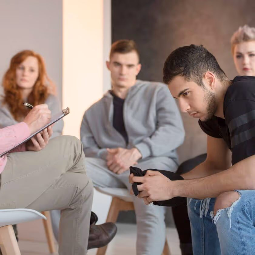 Adolescentes de un programa de tratamiento ambulatorio intensivo (IOP) que participan en una sesión de terapia de grupo