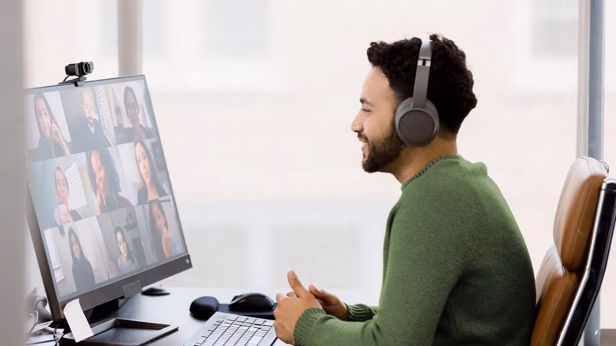 Hombre que participa en una terapia de grupo virtual