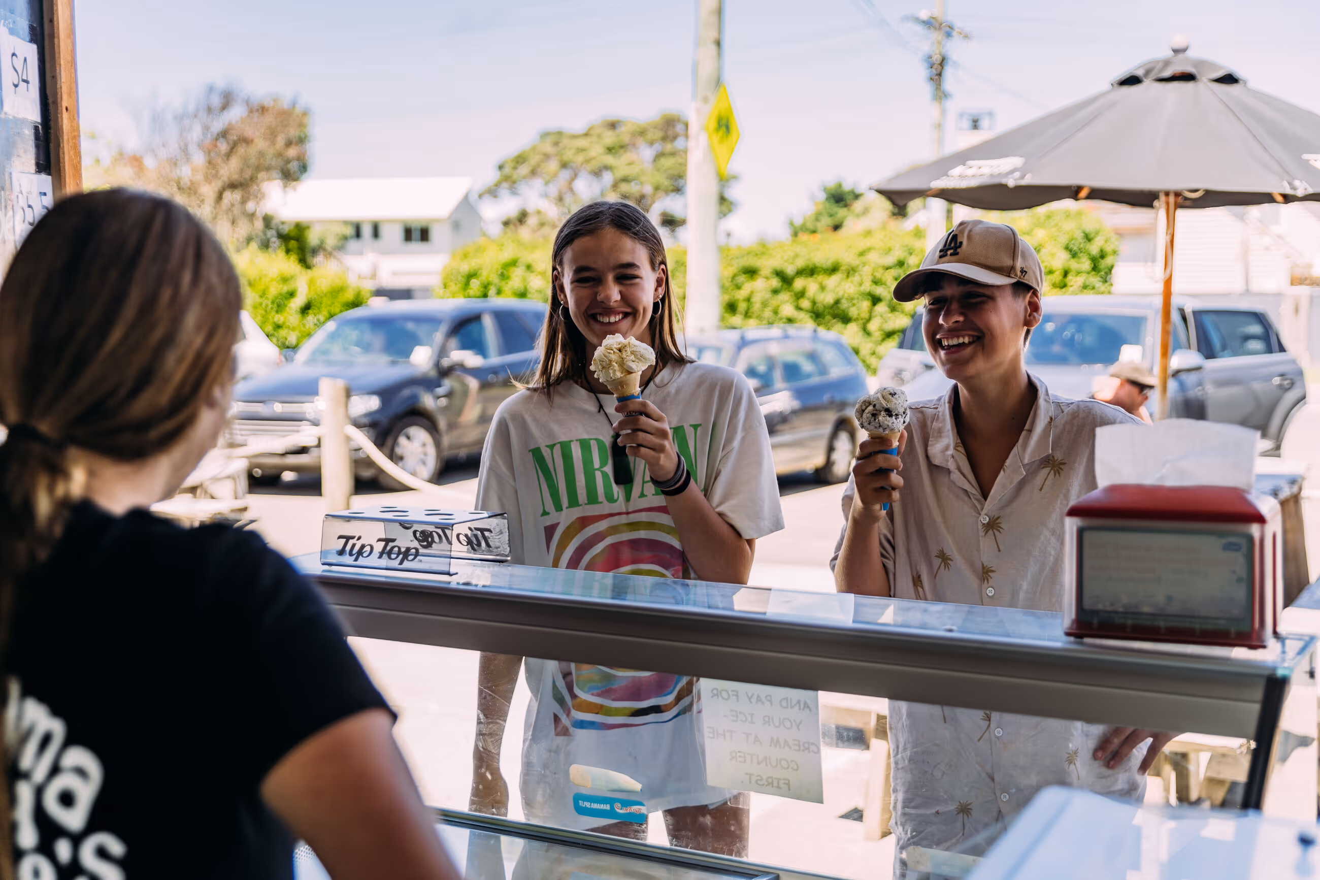 A PaySauce employee helps a customer use the PaySauce app