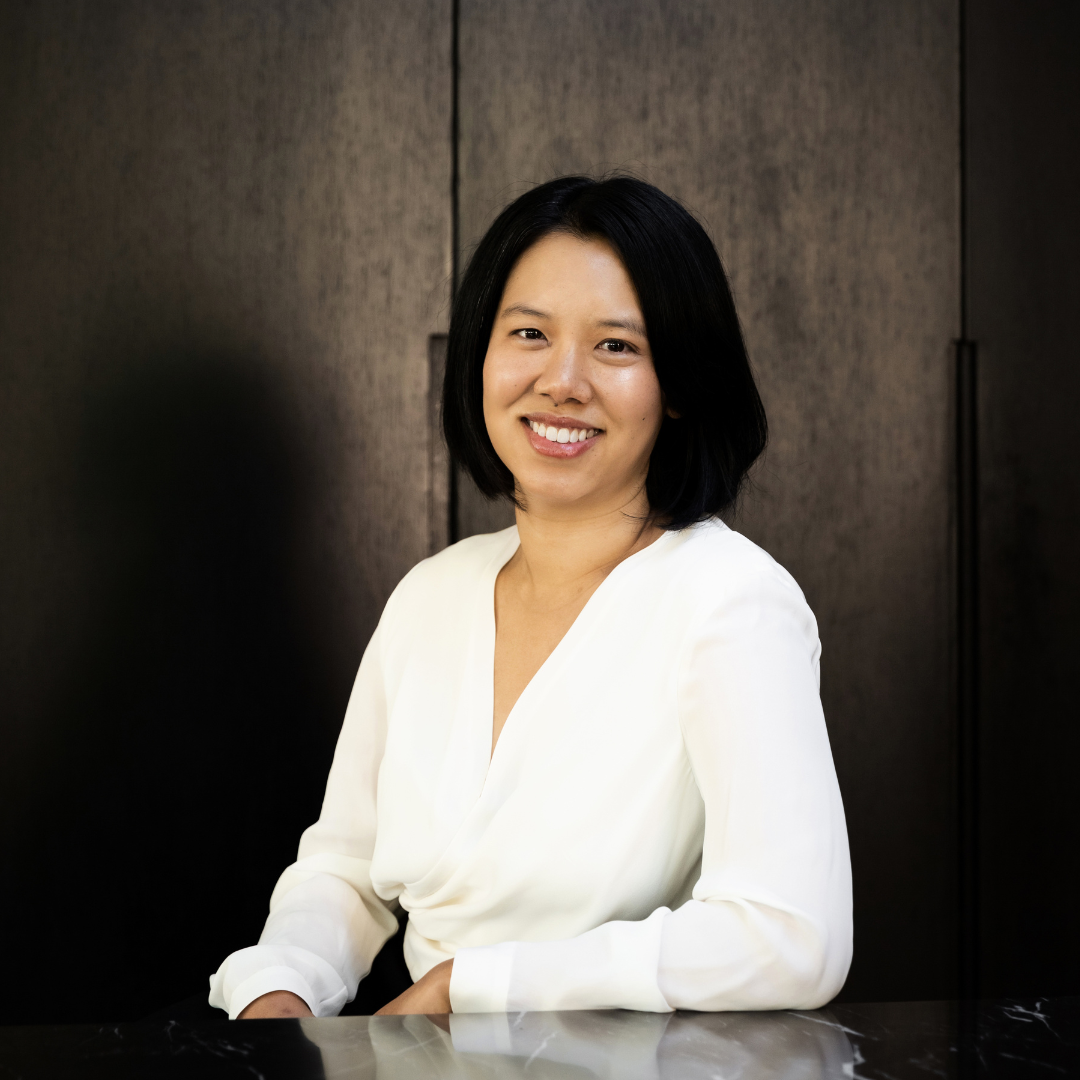 A PaySauce employee helps a customer use the PaySauce app