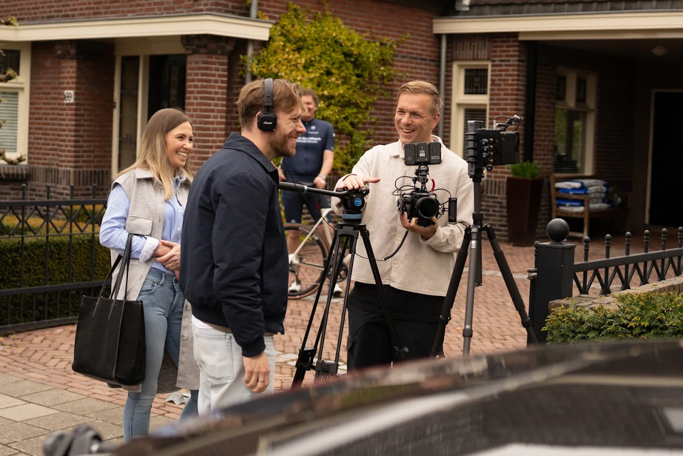 Bedrijfsgrafie van twee personen bij Hoppenbrouwers voor een gebouw