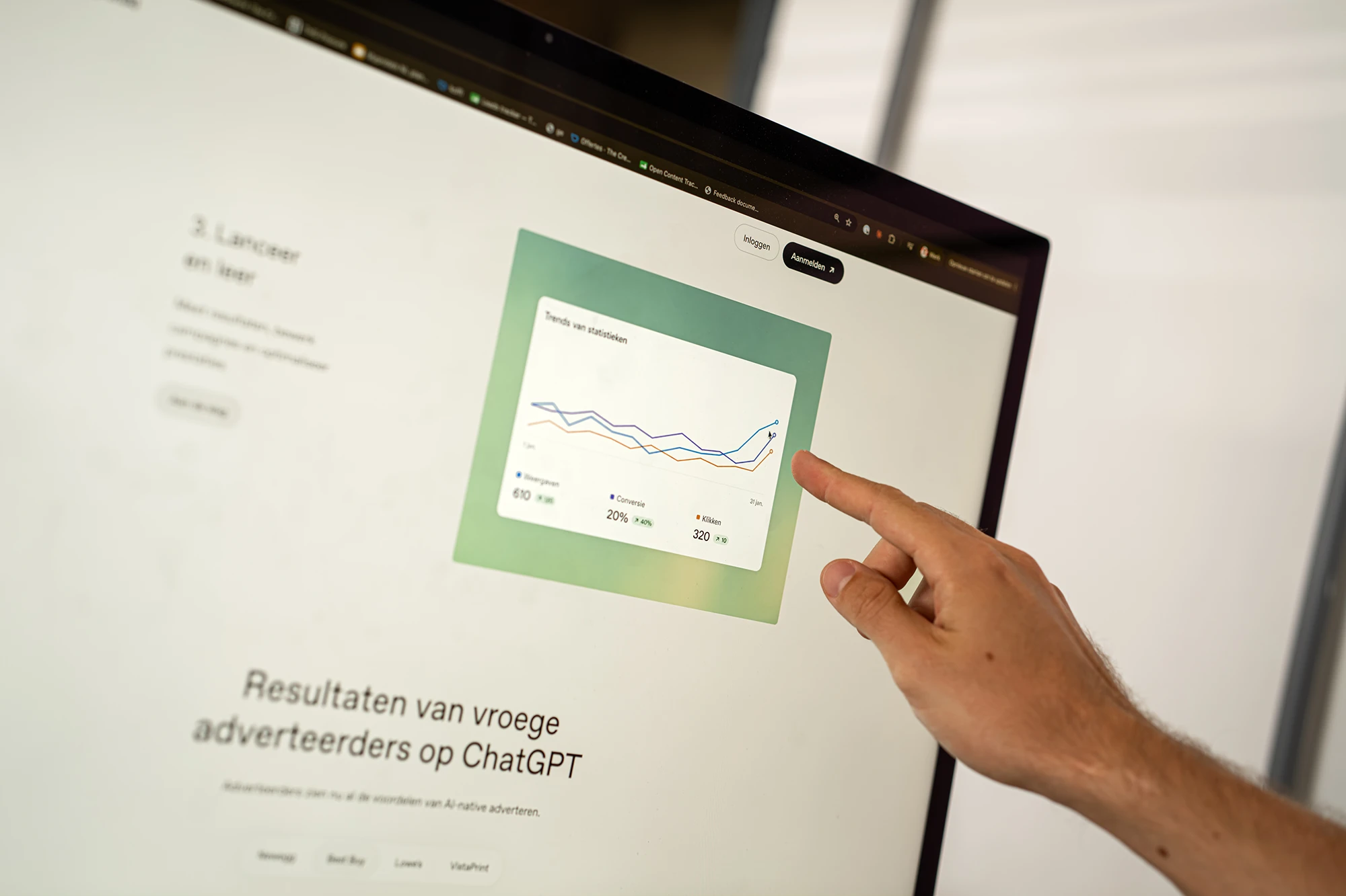 Portretfotografie van een persoon die aan een tafel zit in een bedrijfs omgeving