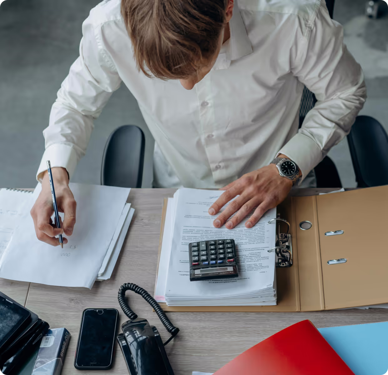 Personne au bureau en train de travailler