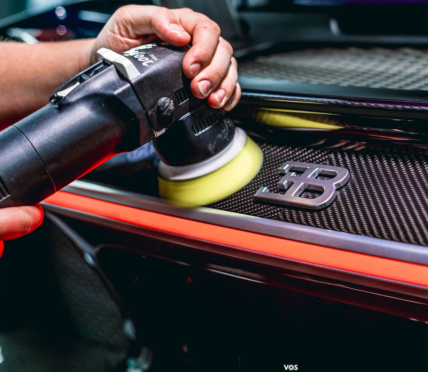 Auto polijsten tijdens een detailingbehandeling