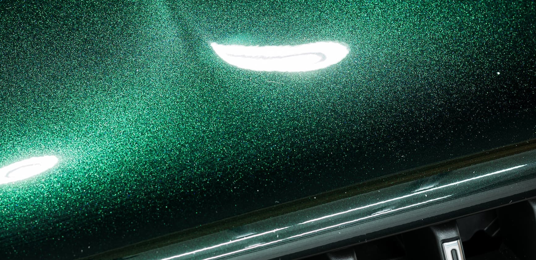 Autolak is zichtbaar verbeterd na detailing en straalt weer