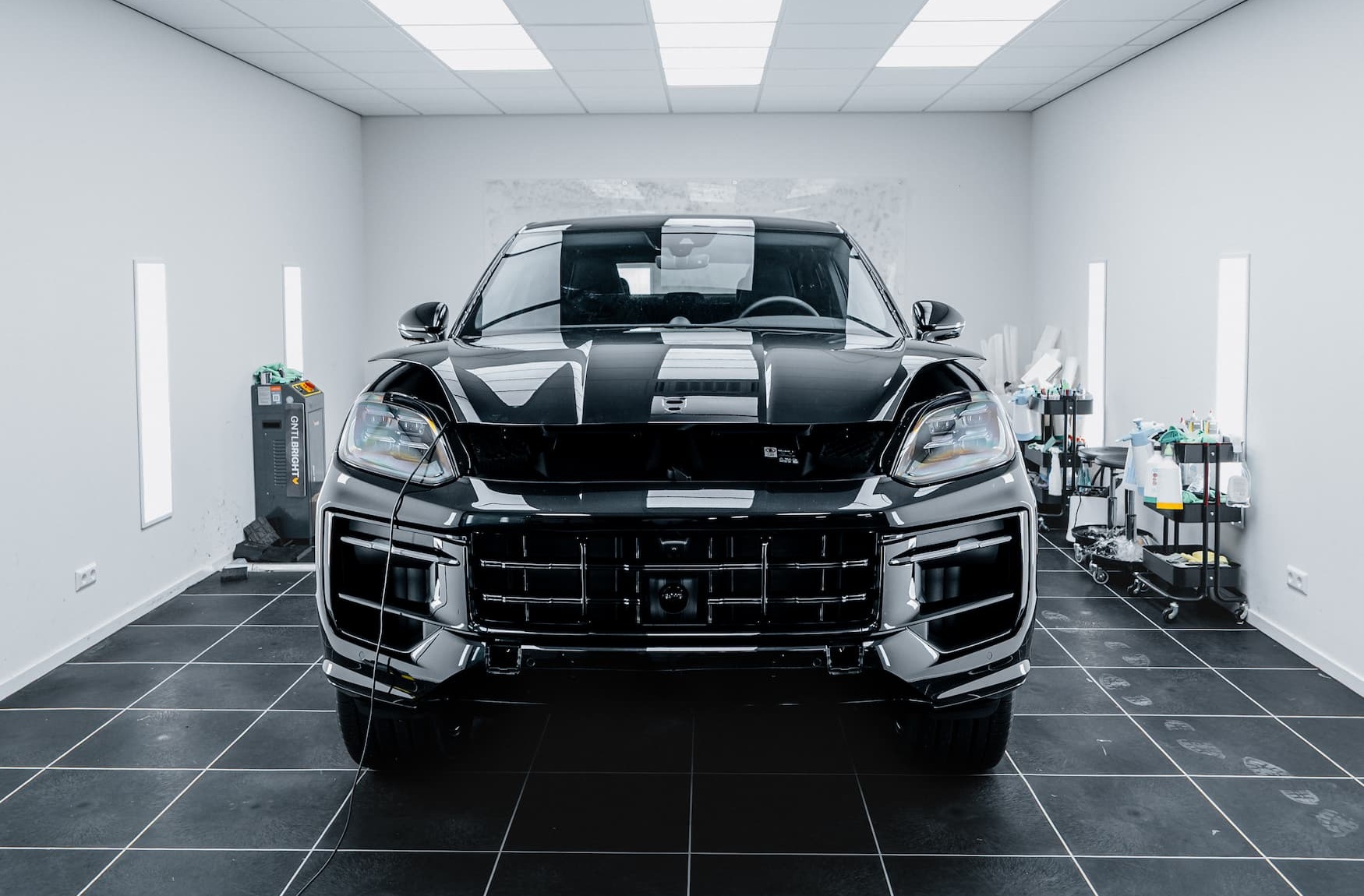 PPF wordt aangebracht op Porsche Cayenne in onze werkplaats