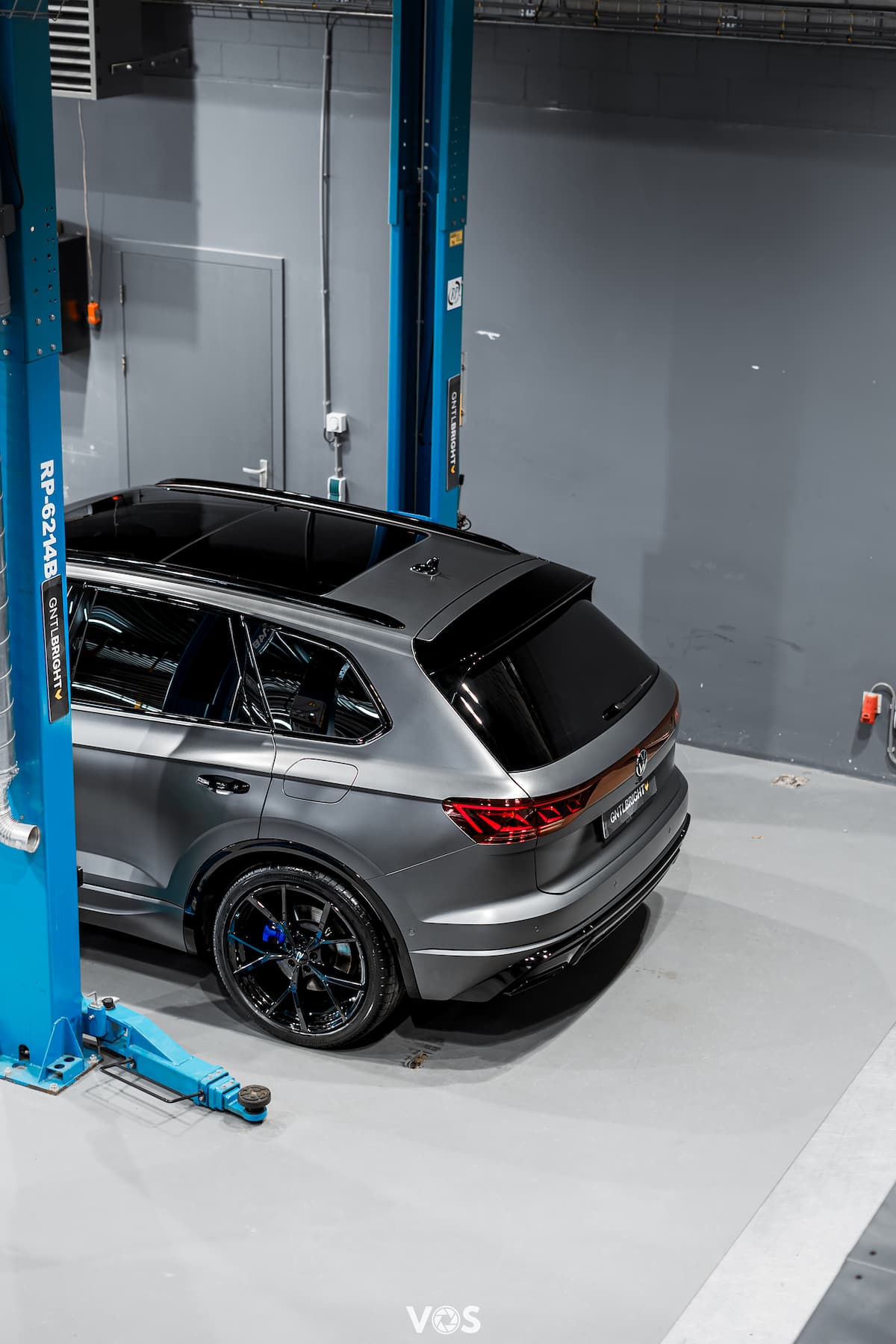 Volkswagen Touareg met full protection matte ppf zij en bovenaanzicht