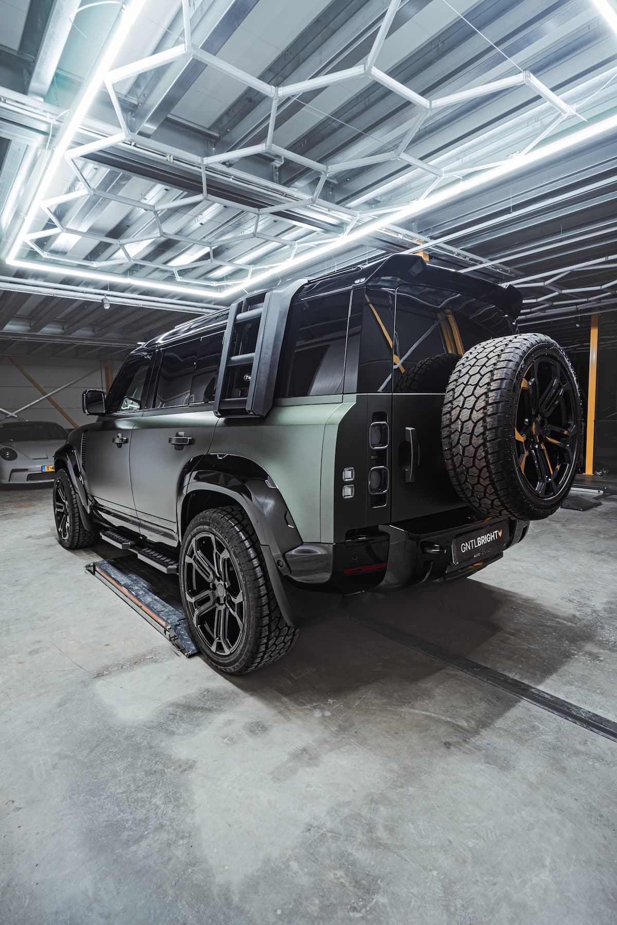 Land Rover Defender met matte keramische coating linker achteraanzicht