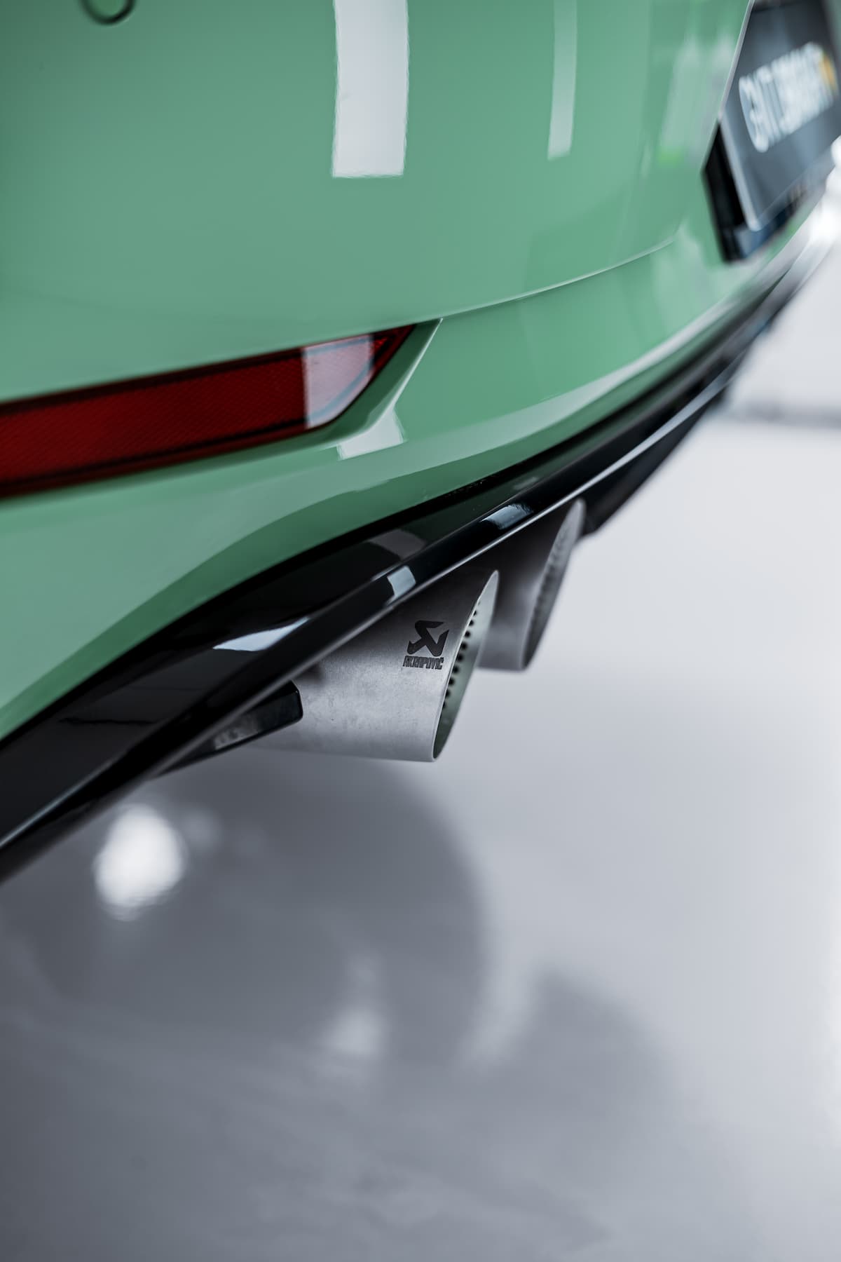 Golf R met keramische coating achterzijde detail met akropovic uitlaten