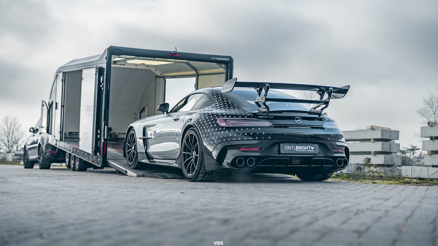 Mercedes AMG GT Black Series P One Edition uit trailer achteraanzicht