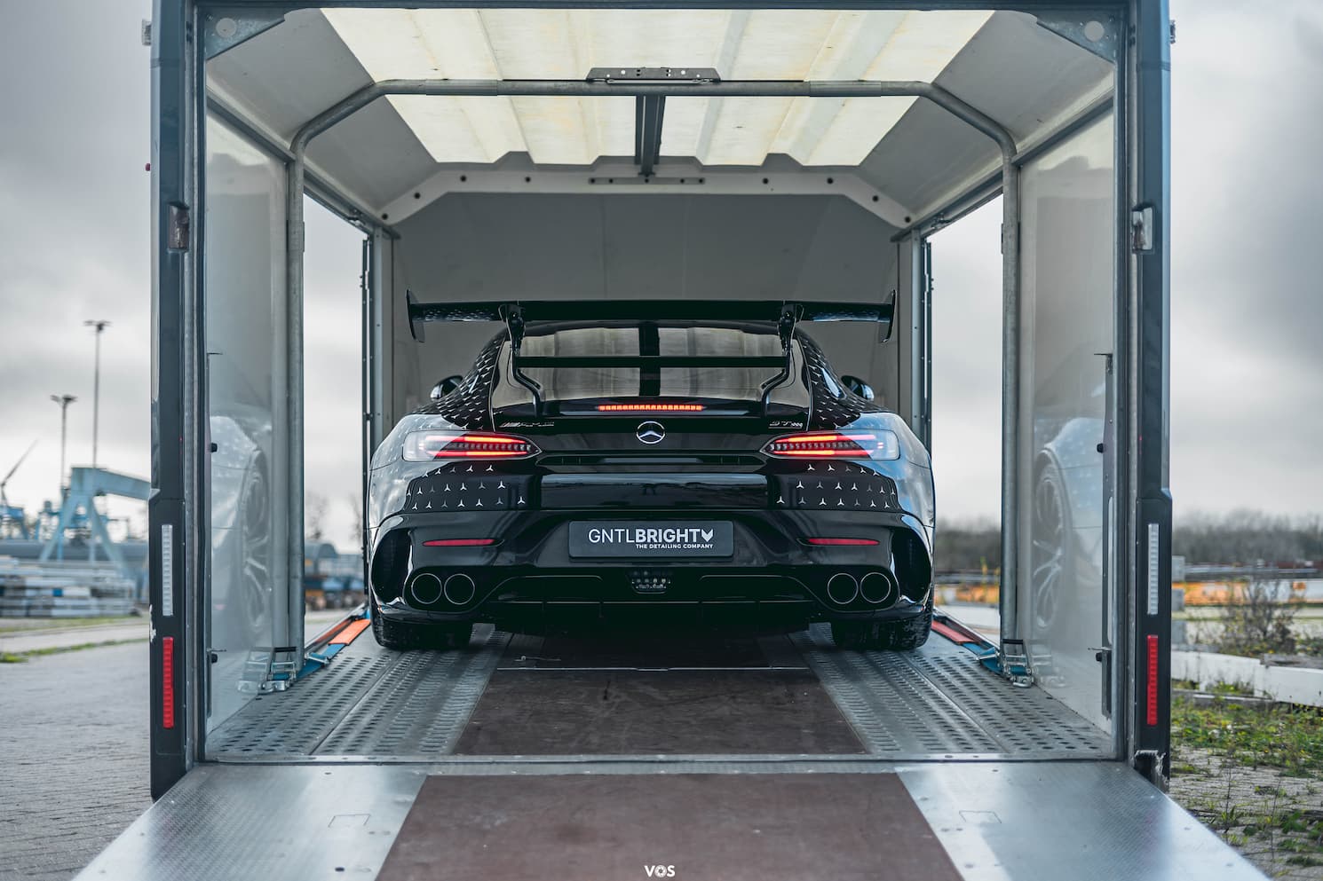 Mercedes AMG GT Black Series P One Edition uit trailer rijden