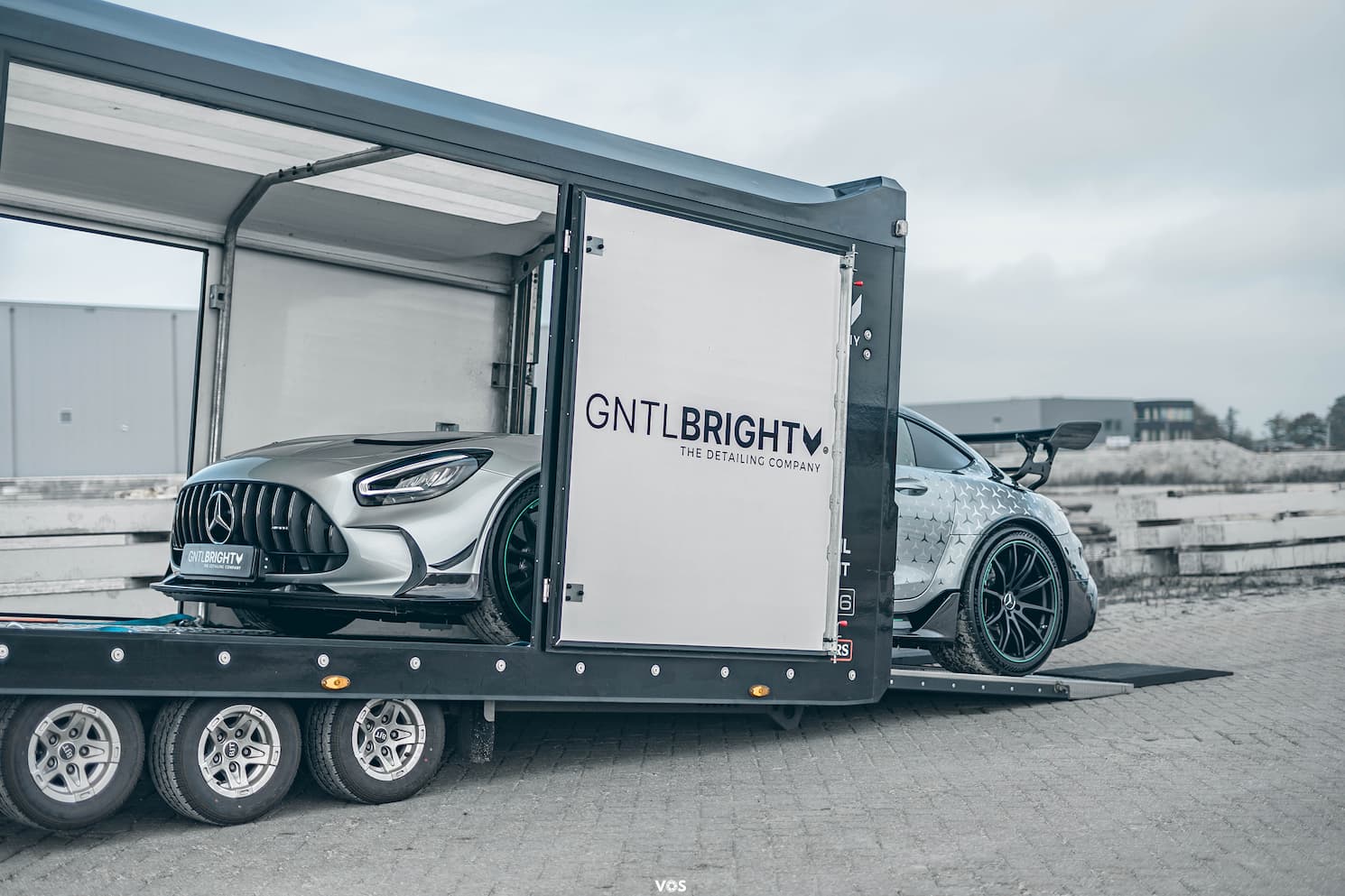 Mercedes AMG GT Black Series P One Edition zijaanzicht trailer