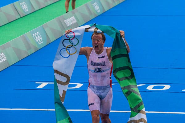 Blummenfelt celebrated his victory ahead of Alex Yee of Britain in the men’s triathlon at the 2020 Tokyo