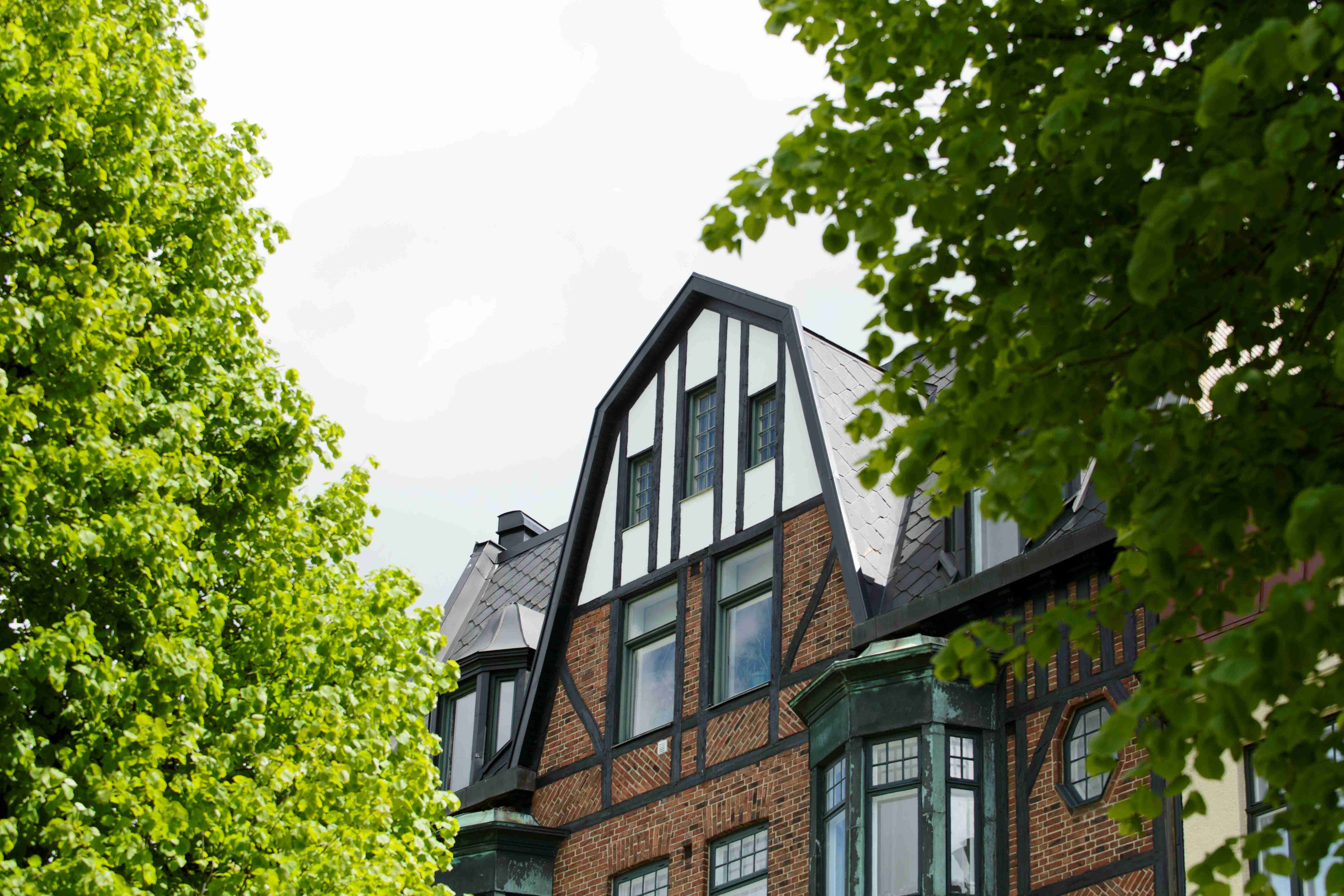 Svart skåpbild med kanslihuset i vit text. 