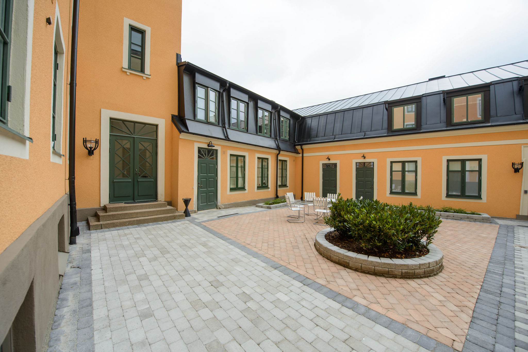 Toppen på ett hus med blå himmel i bakgrunden.